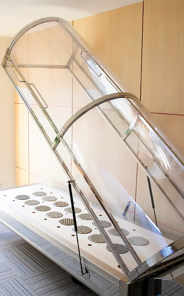 プライバシーが守られたラドンカプセル内でのリラクゼーション体験